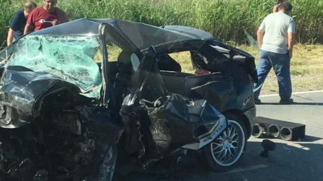 Así quedó uno de los autos tras el choque frontal (Foto: César Machado/Facebook).