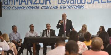 Manzur y Jaldo entregaron escrituras a vecinos del Barrio Diego de Villarroel