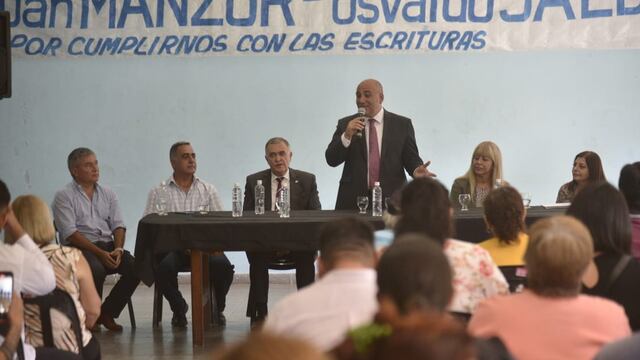 Manzur y Jaldo entregaron escrituras a vecinos del Barrio Diego de Villarroel