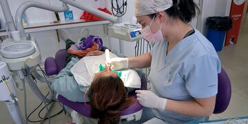 Consultas y atenciones en los consultorios odontológicos de la UNCuyo
Foto: Orlando Pelichotti