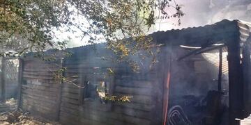 Una bombera tuvo que ser internada tras intervenir en un incendio.