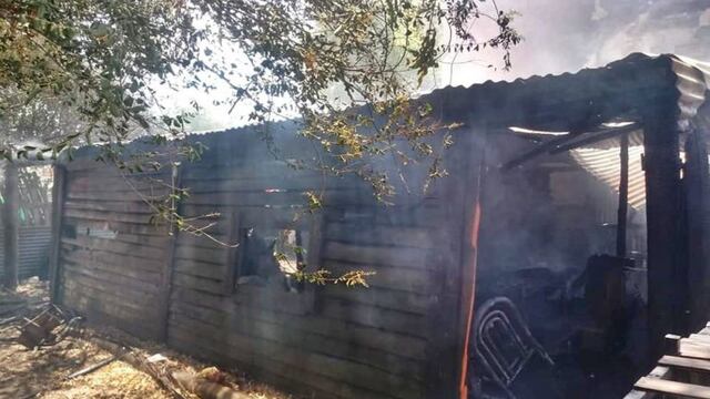 Una bombera tuvo que ser internada tras intervenir en un incendio.