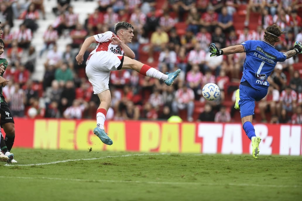 Instituto ante San Martín de San Juan, en duelo por la fecha 11 del Apertura, en Alta Córdoba. (Facundo Luque / La Voz)