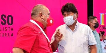 El dirigente venezolano Diosdado Cabello junto al expresidente boliviano Evo Morales, en el Congreso del Partido Socialista Unido de Venezuela.