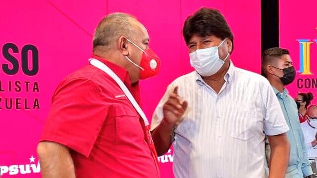 El dirigente venezolano Diosdado Cabello junto al expresidente boliviano Evo Morales, en el Congreso del Partido Socialista Unido de Venezuela.