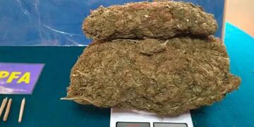 Alumnos de una escuela rural tenían un kilo de marihuana metido en un locker del colegio.