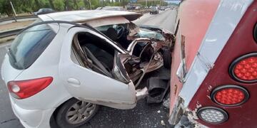 Tremendo accidente en el Acceso Este que dejó un vehículo completamente destruido.