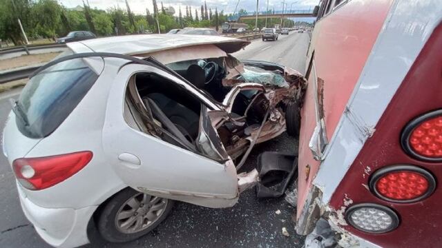 Tremendo accidente en el Acceso Este que dejó un vehículo completamente destruido.