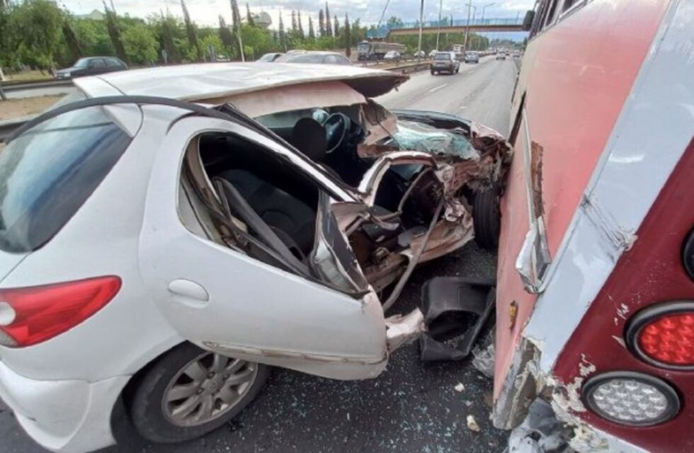 Tremendo choque entre un auto y un colectivo en el Acceso Este: uno de los implicados se dio a la fuga