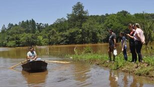 Ayudó a sus vecinos a cruzar las inundaciones para ir a votar en Panambí.
