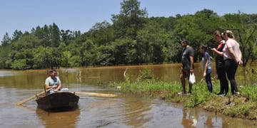 Ayudó a sus vecinos a cruzar las inundaciones para ir a votar en Panambí.