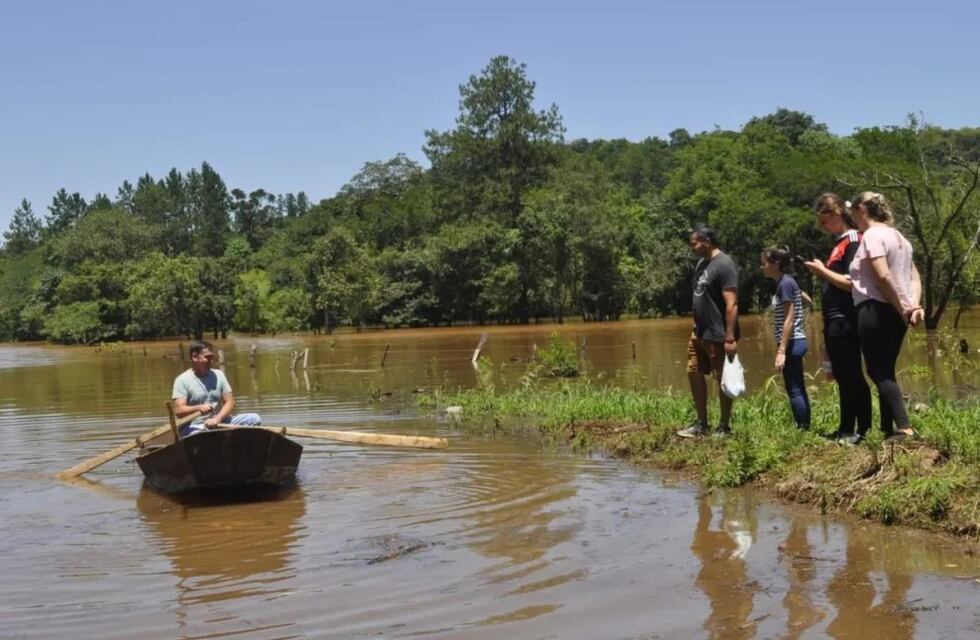 Ayudó a sus vecinos a cruzar las inundaciones para ir a votar en Panambí