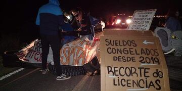Los trabajadores aseguran que no levantarán los cortes hasta tener una oferta oficial.