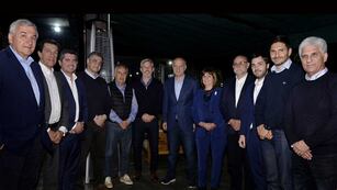 Patricia Bullrich, junto a la "liga" de gobernadores y candidatos de Juntos por el Cambio. (La Voz)
