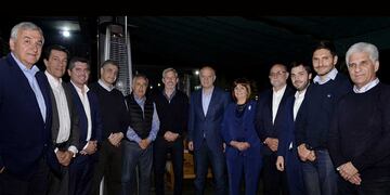Patricia Bullrich, junto a la "liga" de gobernadores y candidatos de Juntos por el Cambio. (La Voz)