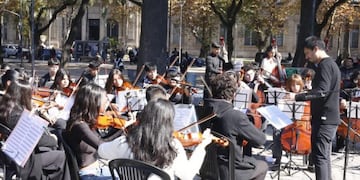 Estuvo a cargo de la Orquesta Rincón del Este, la Orquesta Bernabé Aráoz, y el Coro El Naranjo