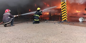 Un cortocircuito causó un incendio de grandes magnitudes en un frigorífico de Posadas,