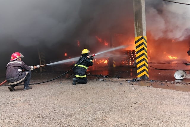 Un cortocircuito causó un incendio de grandes magnitudes en un frigorífico de Posadas,