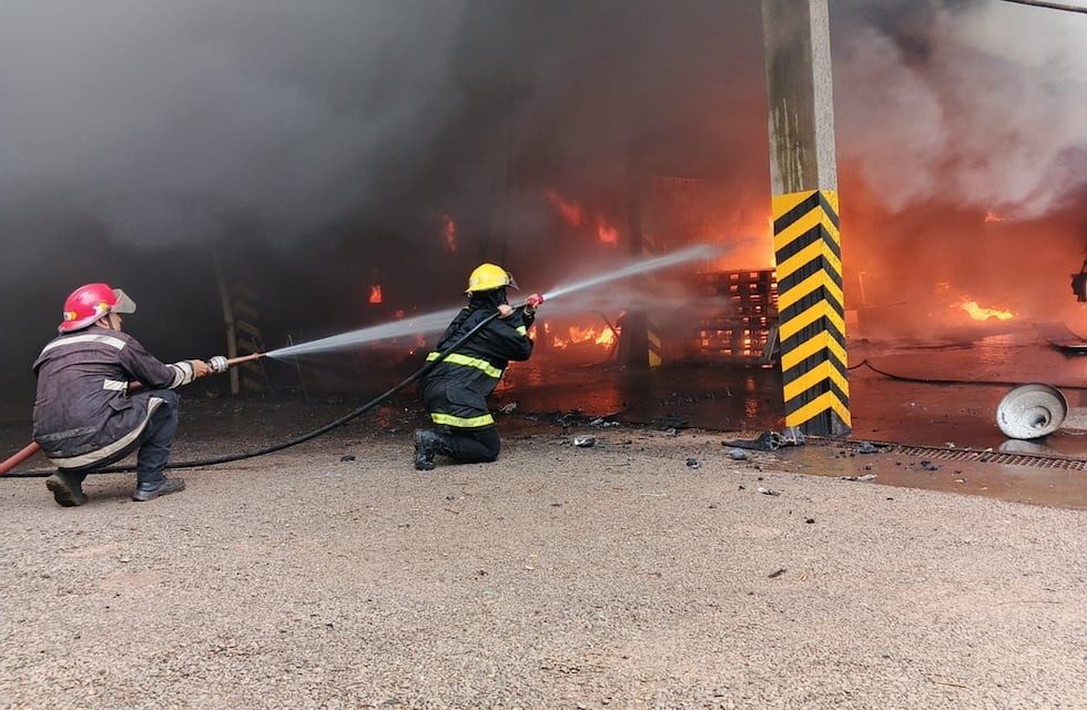 Un cortocircuito causó un incendio de grandes magnitudes en un frigorífico de Posadas