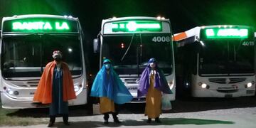 Tres colectiveros se disfrazaron de Melchor, Gaspar y Baltasar y repartieron caramelos en las unidades.