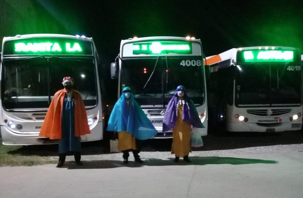 Los Reyes Magos andan en colectivo en el interior de Córdoba