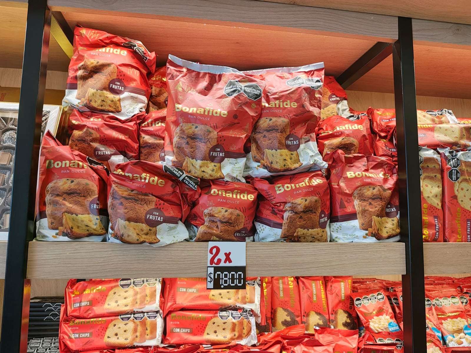 Cuando en las góndolas aparecen garrapiñadas, pan dulce y budines, el clima navideño se instala en la ciudad.