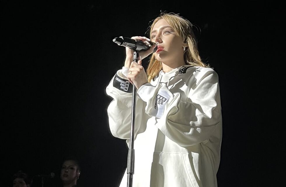 La emoción de Nicki Nicole durante su show en Barcelona