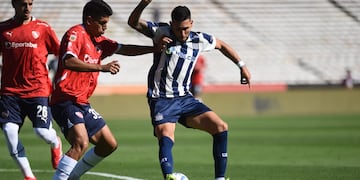 Talleres y su partido ante Independiente. Bustos en acción. (Javier Ferreyra / La Voz).