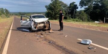 Choque entre un auto y un camión en San Pedro dejó dos heridos.