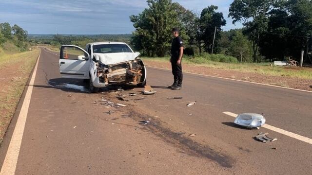 Choque entre un auto y un camión en San Pedro dejó dos heridos.