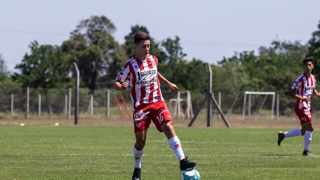 Pelota al pie, Rodrigo Garro seguirá en cancha en reemplazo de Damián Arce.