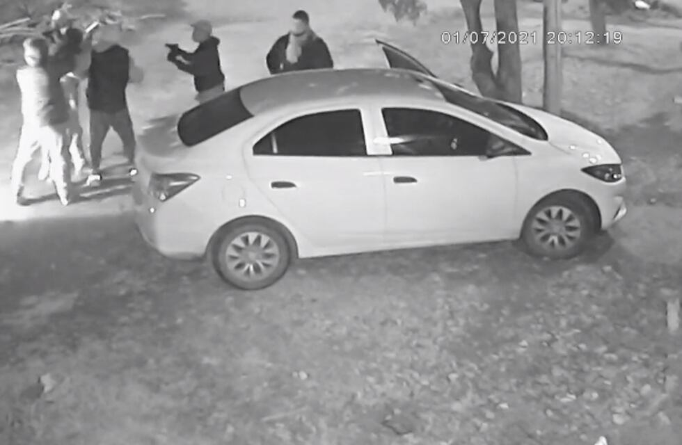 Moreno: seis delincuentes abordaron a un hombre en modo piraña, lo golpearon y le robaron el auto