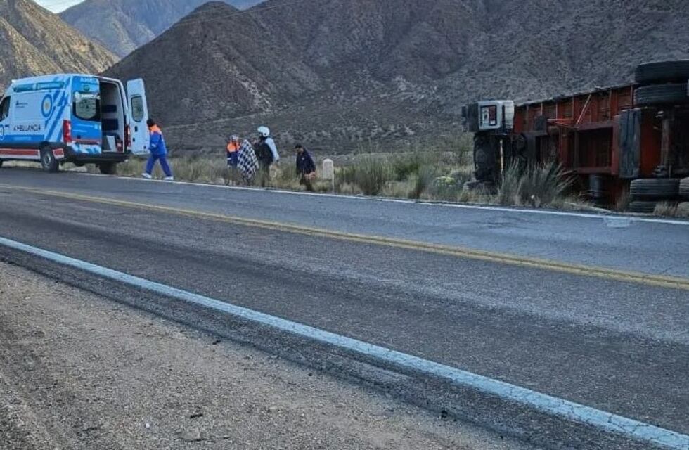 Volcó un camión en la Ruta 7 y hubo dos heridos