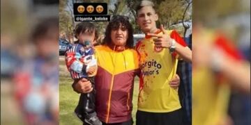 El creador de la cumbia 420 se cruzó con el padre de "Guille" en el marco de una visita solidaria al Club Jorgito Juniors.