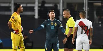 Lionel Messi, muy disconforme con el arbitraje de Wilton Sampaio.