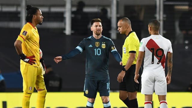 Lionel Messi, muy disconforme con el arbitraje de Wilton Sampaio.