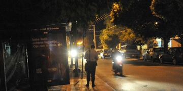 Son cada vez más usuales los casos de motociclistas que son abordados, mientras circulan, por ladrones armados (La Voz / Sergio Cejas).