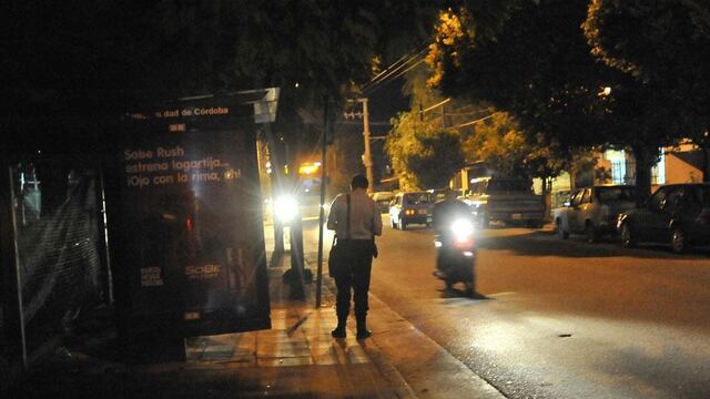 Son cada vez más usuales los casos de motociclistas que son abordados, mientras circulan, por ladrones armados (La Voz / Sergio Cejas).