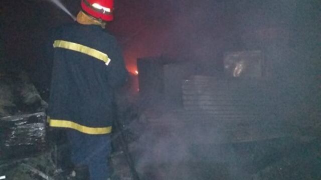 Personal de Bomberos de la Unidad Regional II y Bomberos Voluntarios de Oberá logró sofocar las llamas.
