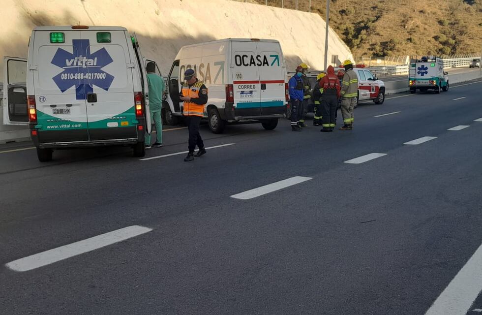 Dos camionetas chocaron en la variante Costa Azul y uno de los conductores terminó contra la contención de cemento
