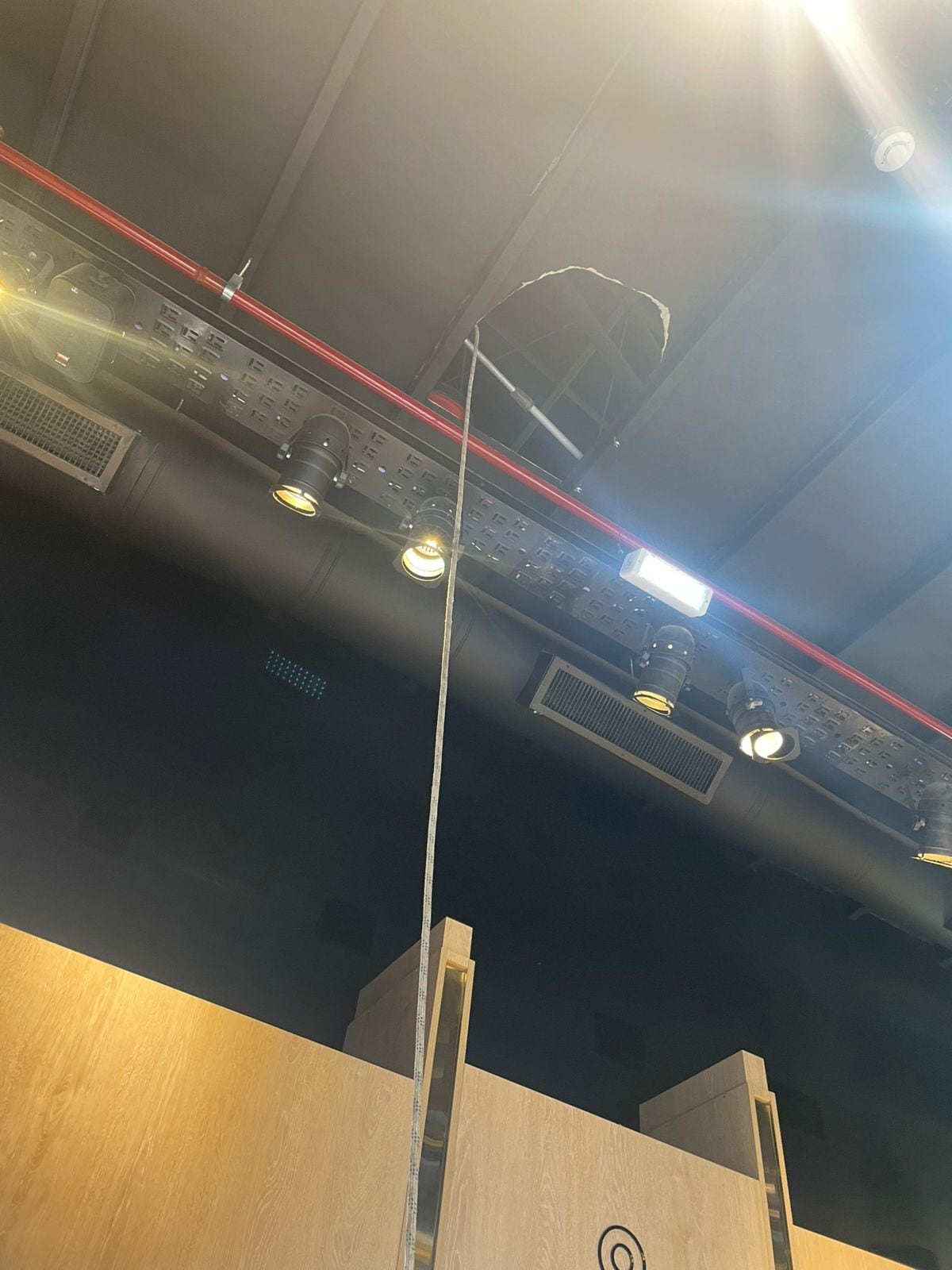 El trabajador limpiaba vidrios en el Córdoba Shopping.