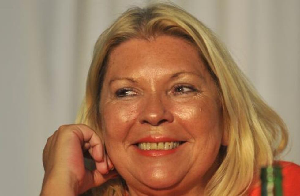 Elisa Carrió recibió la primera dosis de la vacuna AstraZeneca