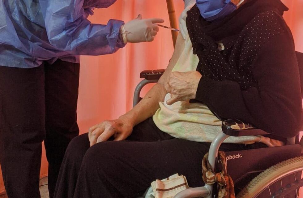 Pérez continúa la vacunación en geriátricos