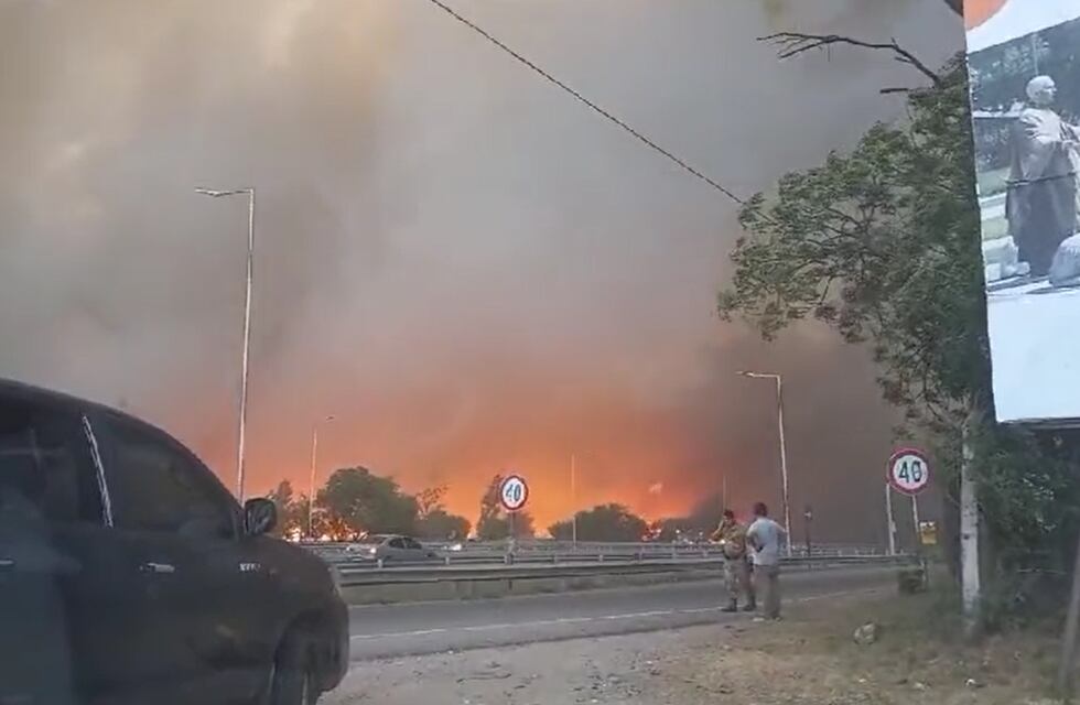 Video: un vehículo cruzó una nube de humo y chispas en la autopista Córdoba-Carlos Paz