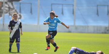 Pepa Gómez a pura gambeta en el Gigante de Alberdi. (José Hernánez / La Voz)