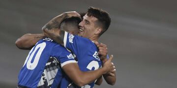 Abrazo y festejo loco por el gol de Ulises Ortegoza para Talleres ante River (Federico Lopez Claro / La Voz).