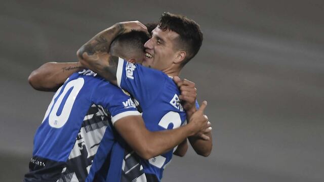 Abrazo y festejo loco por el gol de Ulises Ortegoza para Talleres ante River (Federico Lopez Claro / La Voz).