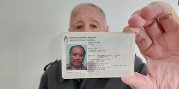 Vecino de barrio General Bustos, Carlos es homónimo del exjugador ídolo de Boca.