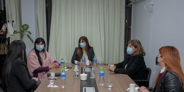 Paula, Ayelén y su abogada, Laura Sesma, fueron recibidas por autoridades de la Policía de Córdoba