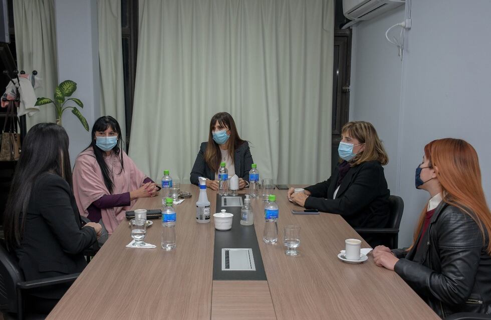 La pareja que denunció “violencia policial” fue recibida por la jefa de la institución